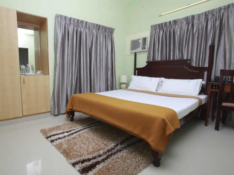 Hotel Crescent Inn Madras Buitenkant foto