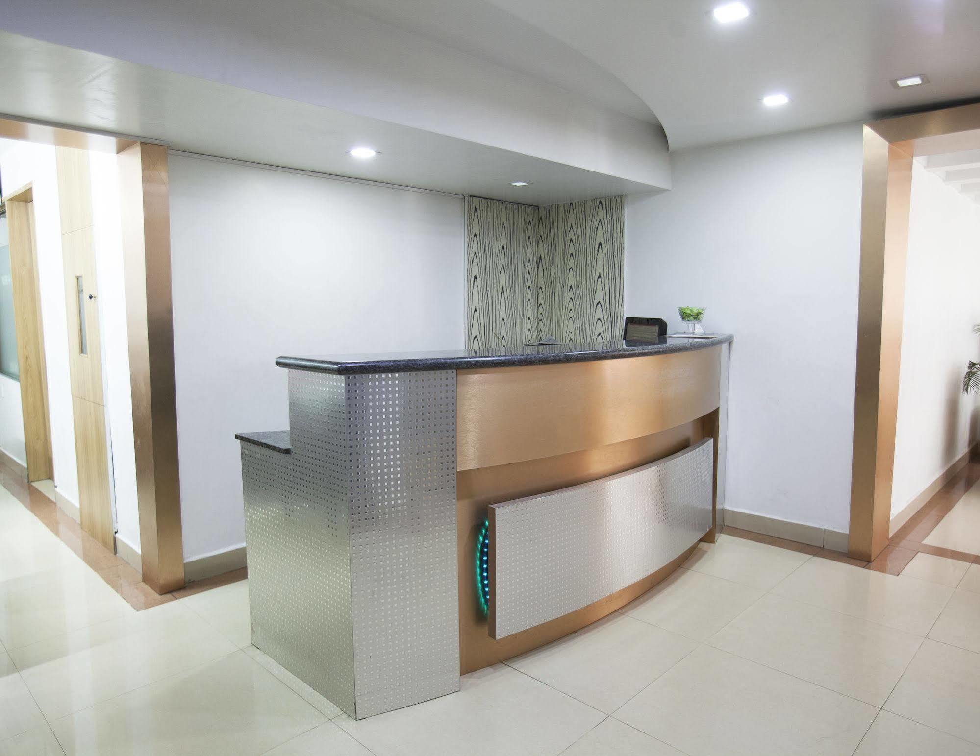 Hotel Crescent Inn Madras Buitenkant foto