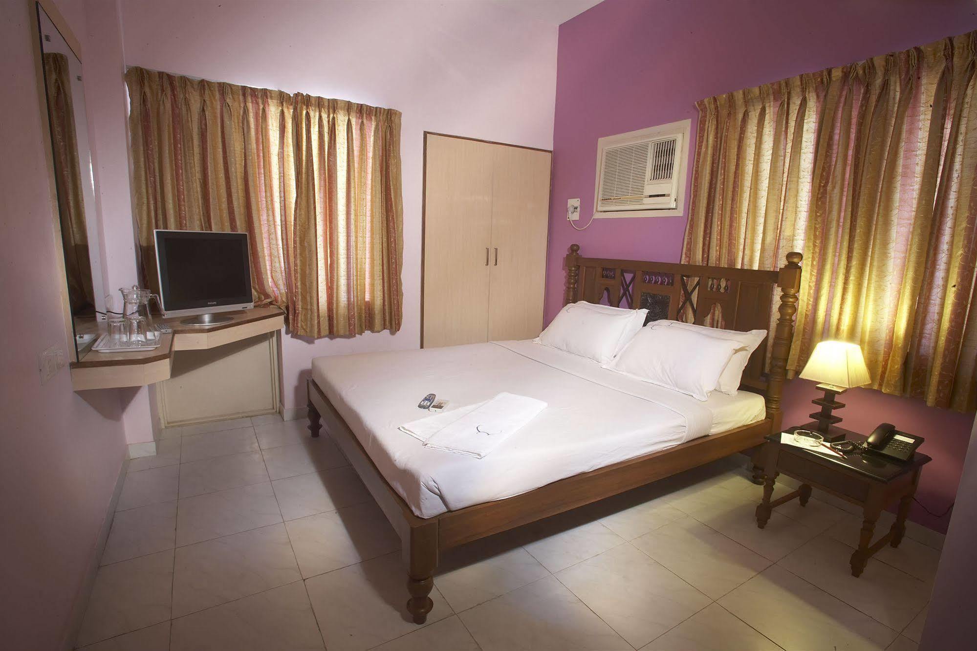 Hotel Crescent Inn Madras Buitenkant foto