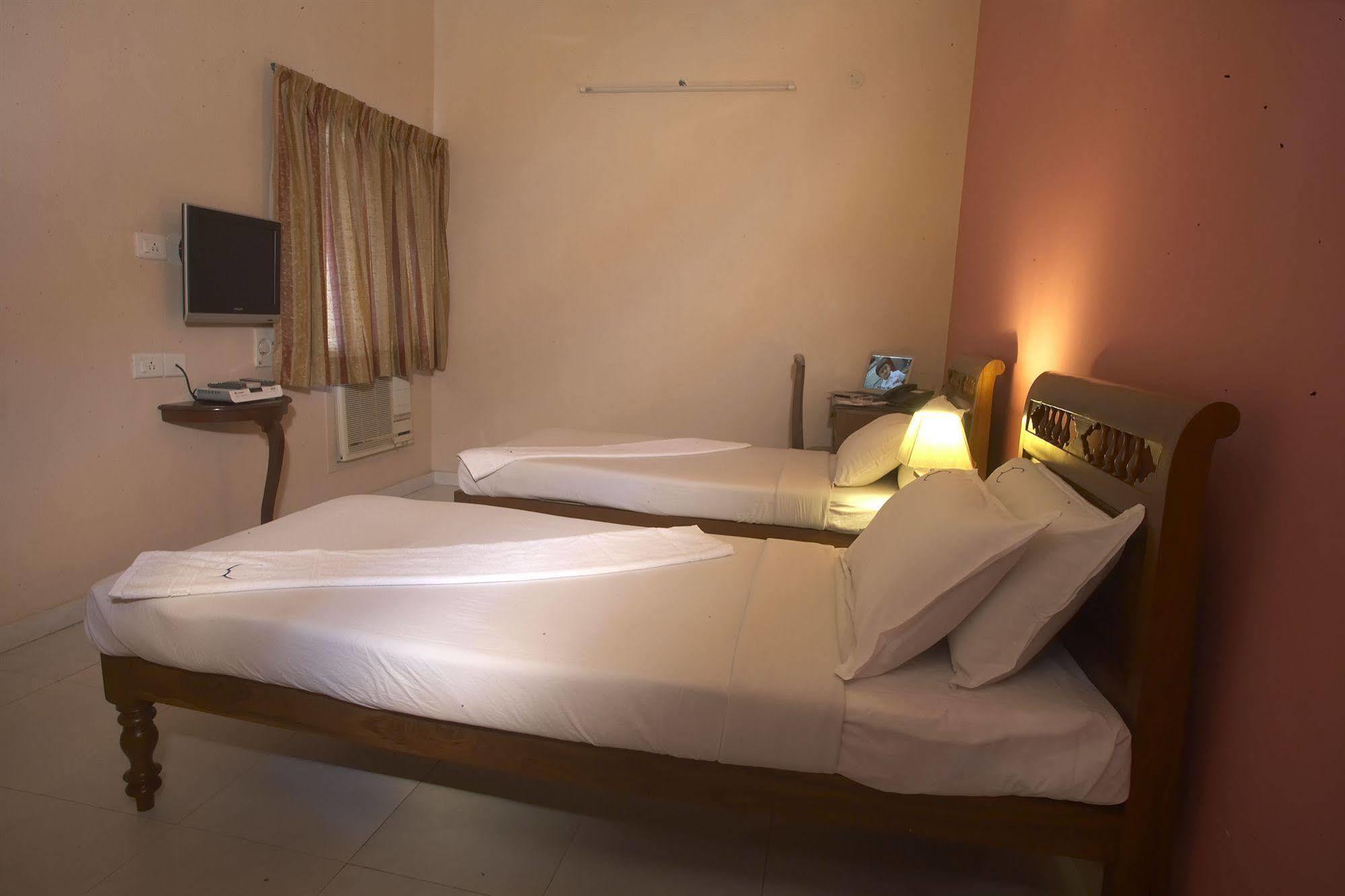 Hotel Crescent Inn Madras Buitenkant foto