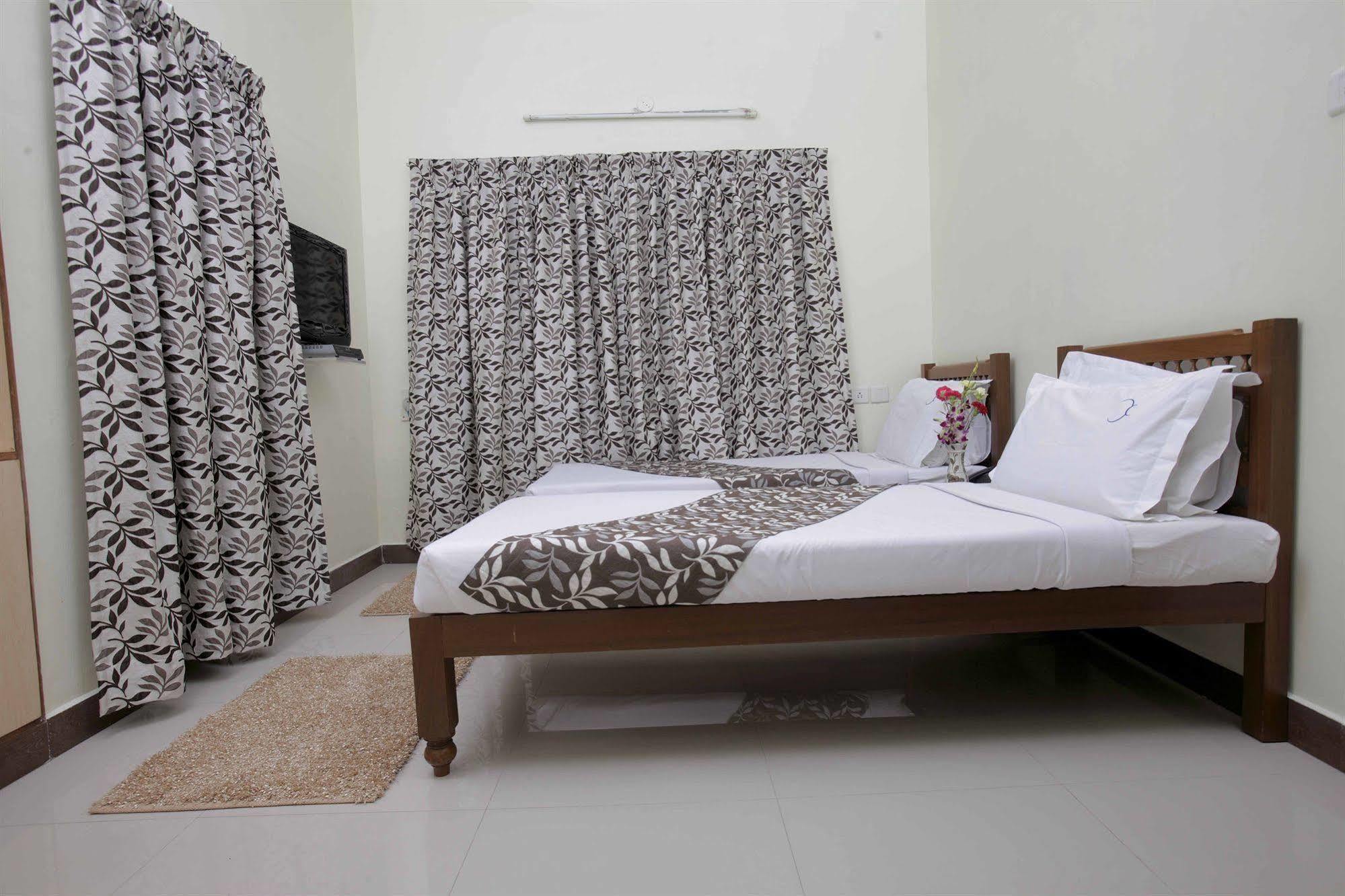 Hotel Crescent Inn Madras Buitenkant foto