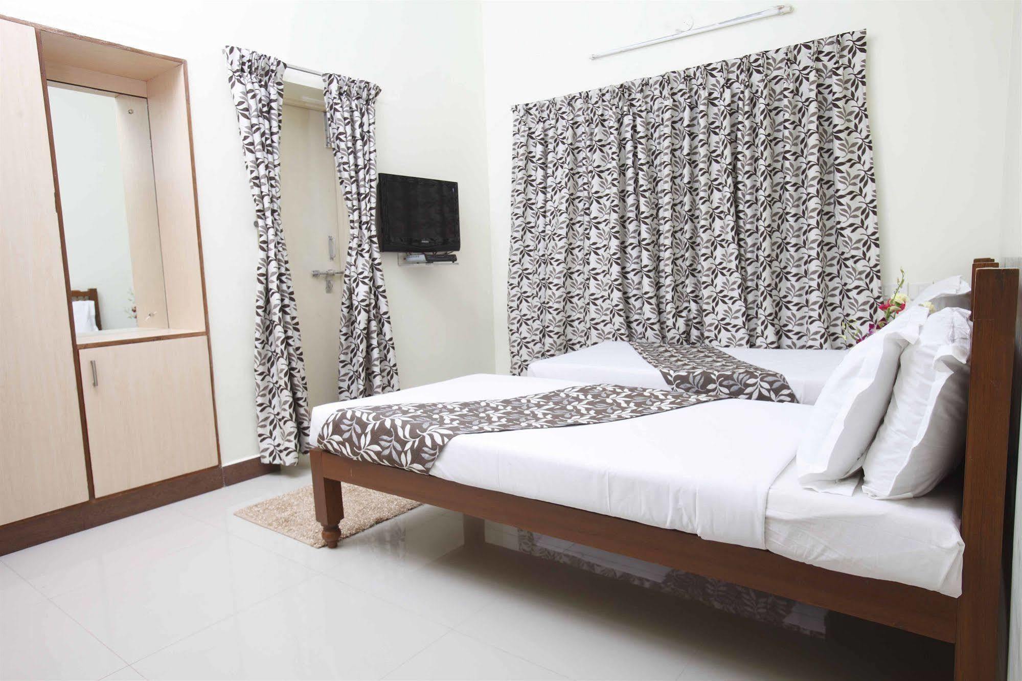 Hotel Crescent Inn Madras Buitenkant foto