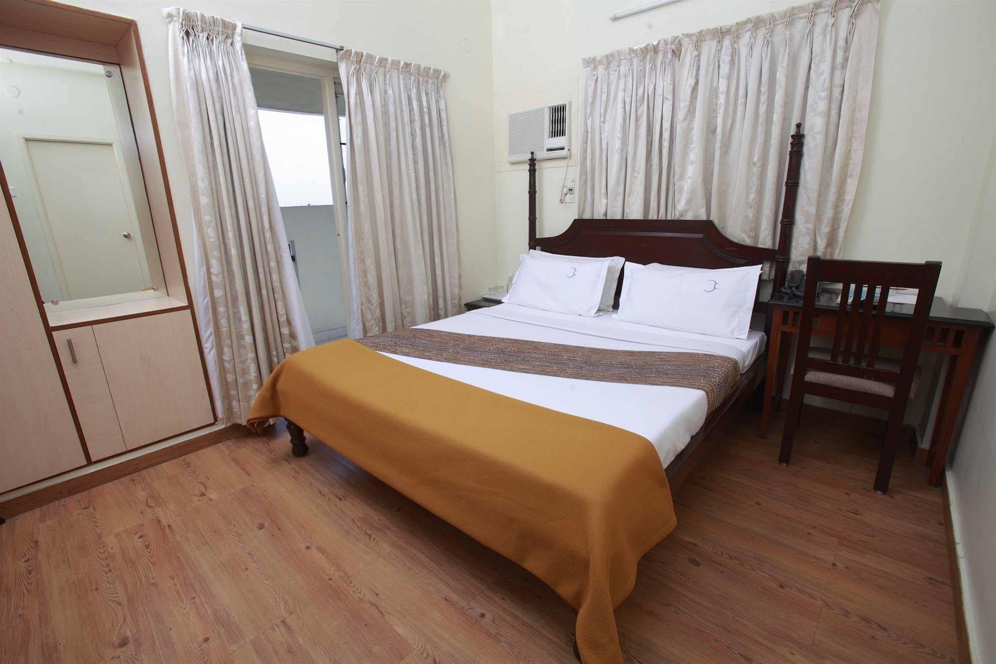 Hotel Crescent Inn Madras Buitenkant foto